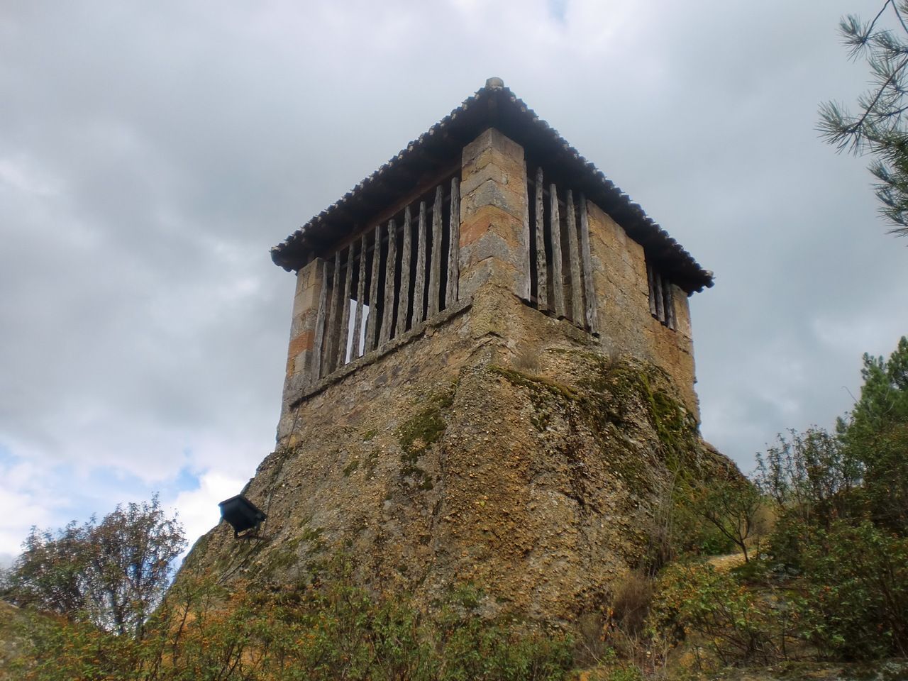 Campanario exento roqueño